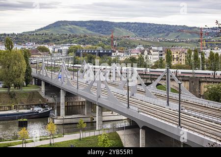 Die neue Neckarbrücke der Deutschen Bahn AG mit Blick auf Bad Cannstatt. Die Brücke ist Teil des Projekts Stuttgart 21 und wird am en in Betrieb gehen Stockfoto