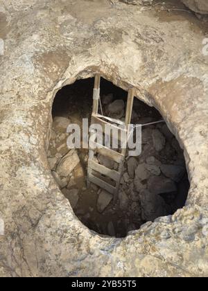 La Cova Foradada Höhle am Leuchtturm Far de Cap de Barbaria an der Südspitze von Formentera, Balearen, Spanien, Europa Stockfoto