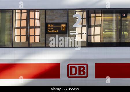 EIS mit Logo der Deutschen Bahn AG, Reflexion im Zugfenster. Display mit der Aufschrift Endbahnhof, nicht Einsteigen. Ostbahnhof Berlin, Deutschland Stockfoto