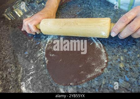 Schwäbische Küche, schwäbische Weihnachtsgebäck, Zubereitung von Keksschneidern, Keksgebäck, roher Teig mit Kakao, Nudelnadel, Typica Stockfoto