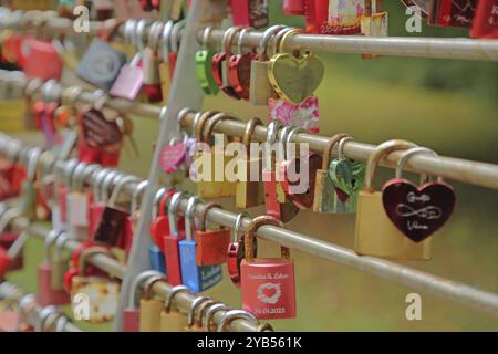 Bars mit Liebesschlössern, viele, Serie, Reihe, Nummer, Menge, Metall, Symbol, Herzform, Liebe, Beziehung, Partnerschaft, Freundschaft, Treue, eternit Stockfoto