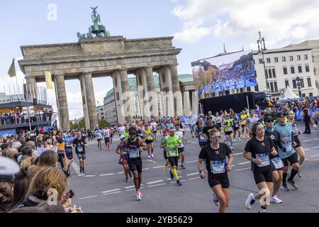 BMW Berlin Marathon. Mit 54 280 Finishern ist es das beliebteste Laufevent in Deutschland. Berlin, Deutschland, Europa Stockfoto