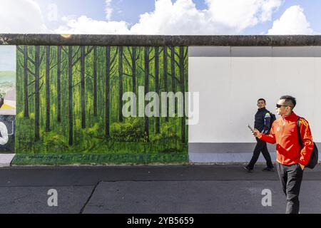 East Side Gallery. Überbleibsel der Berliner Mauer, entworfen von Künstlern. Wahrzeichen und Stadtblick Berlin, Deutschland, Europa Stockfoto