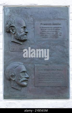 Gedenktafel an Friedrich Hebbel und Christian Otto Mohr, Hebbel Museum, Alte Kirchspielvogtei, Wesselburen, Schleswig-Holstein, Deutschland, Europa Stockfoto