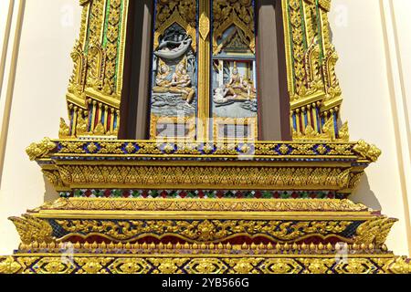 Vergoldete und verzierte Fenster des Gebetssaals im Tempel Wat Plai Laem, Koh Samui, Thailand, Asien Stockfoto