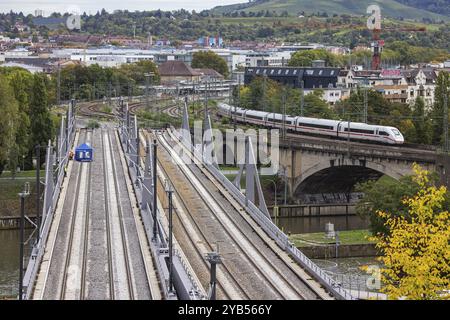 Die neue Neckarbrücke der Deutschen Bahn AG mit Blick auf Bad Cannstatt. Die Brücke ist Teil des Projekts Stuttgart 21 und wird am en in Betrieb gehen Stockfoto