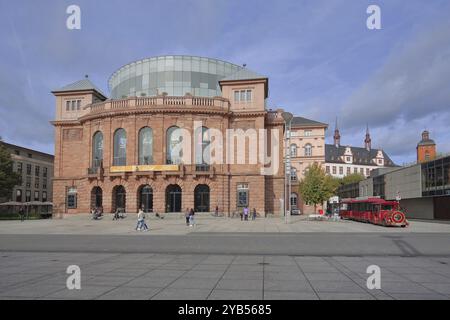 Staatstheater erbaut 1830, Touristenbahn, Fußgängerzone, Turm, Altstadt, Mainz, Rhein-Hessen-Region, Rheinland-Pfalz, Deutschland, Europa Stockfoto