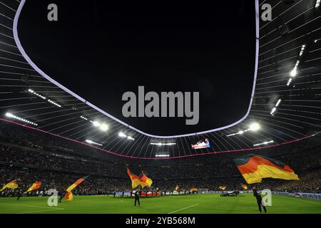 Übersicht, Flagge winkt vor dem Spielbeginn, deutsche Flaggen, Flaggen, UEFA Nations League internationales Spiel Deutschland gegen Niederlande, Allian Stockfoto