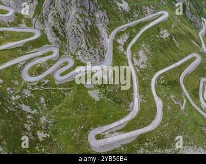 La Tremola, weltberühmte Serpentinenstraße durch das Val Tremolo, Straßenbaudenkmal, Alpenpass mit 24 Haarnadelkurven. Alter Gotthard-Pass. Dr Stockfoto