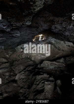 La Cova Foradada Höhle am Leuchtturm Far de Cap de Barbaria an der Südspitze von Formentera, Balearen, Spanien, Europa Stockfoto