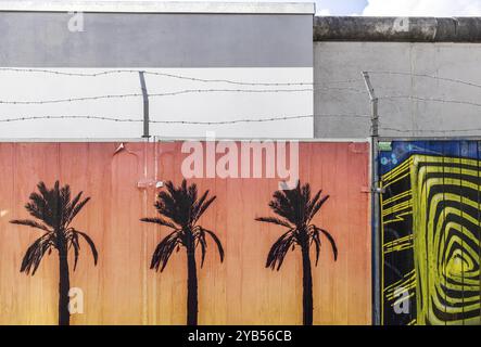 East Side Gallery. Überbleibsel der Berliner Mauer, entworfen von Künstlern. Wahrzeichen und Stadtblick Berlin, Deutschland, Europa Stockfoto