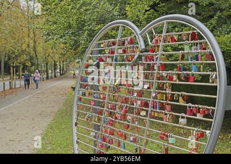 Herzförmiger Rahmen mit Liebesschlössern, herzförmig, viele, Serie, Reihe, Reihe, Nummer, Menge, Ring, Rahmen, Metall, Bars, Symbol, Liebe, Beziehung, Partner Stockfoto