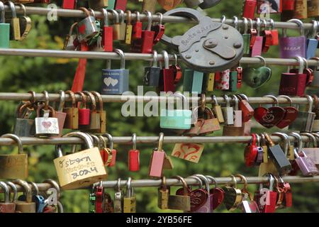 Bars mit Liebesschlössern, viele, Serie, Reihe, Nummer, Menge, Metall, Symbol, Herzform, Liebe, Beziehung, Partnerschaft, Freundschaft, Treue, eternit Stockfoto