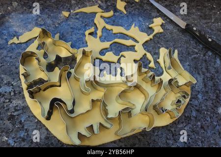 Schwäbische Küche, schwäbische Weihnachtsgebäck, Zubereitung von Keksschneidern, Shortbread Biscuits, Katzenfiguren, Ausschneiden von rohem Teig mit Formen, typisch Stockfoto