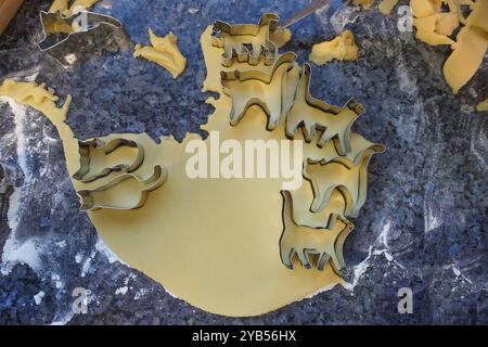 Schwäbische Küche, schwäbische Weihnachtsgebäck, Zubereitung von Keksschneidern, Shortbread Biscuits, Katzenfiguren, Ausschneiden von rohem Teig mit Formen, typisch Stockfoto