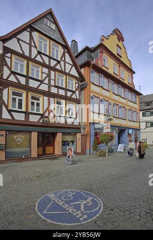 Barockes Joutz-Haus aus dem Jahre 1695 mit Schwanzgiebel und Verkehrsschild auf dem Boden mit Symbol Radfahrer- und Fußgängerinschrift, Berücksichtigung, bzw. Stockfoto