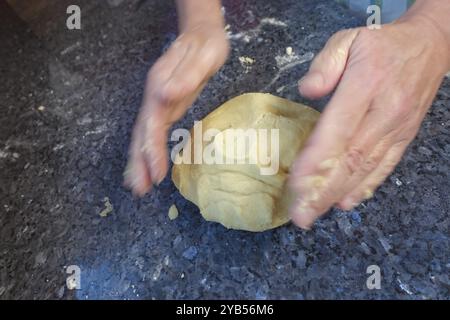 Schwäbische Küche, schwäbische Weihnachtsgebäck, Teigzubereitung für Ausstecherle, Mürbgebäck, Kneten von rohem Teig, typisch schwäbisches, Backen, Stockfoto