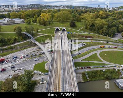 Die neue Neckarbrücke der Deutschen Bahn AG, Teil des Projekts Stuttgart 21. Die Gleise führen durch den Rosensteinpark in den Rosensteintunnel. Luftaufnahme Stockfoto