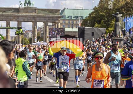 BMW Berlin Marathon. Mit 54 280 Finishern ist es das beliebteste Laufevent in Deutschland. Berlin, Deutschland, Europa Stockfoto