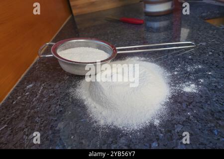 Schwäbische Küche, schwäbische Weihnachtsgebäck, Zubereitung von Ausstecherle, Shortbread Biscuits, gesiebtes Mehl, typisch schwäbisch, backen, weihnachtlich backen Stockfoto