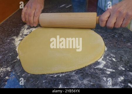 Schwäbische Küche, schwäbische Weihnachtsgebäck, Zubereitung von Keksschneidern, Keksgebäck, Ausrollen von Rohteig, Wellholz, Nudelholz, Stockfoto