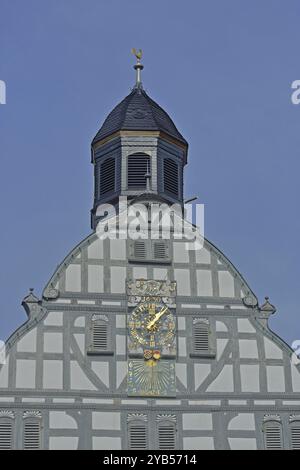 Schwanzgiebel des Rathauses mit goldener Uhr und Dekoration, Rollläden und Turm, Fachwerkhaus, Holzbalken, grau, weiß, Sonnenuhr, Kunsthandwerk Stockfoto