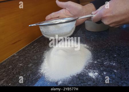Schwäbische Küche, schwäbische Weihnachtsgebäck, Zubereitung von Ausstecherle, Mehl, typisch schwäbisches Gebäck, Backen, Weihnachtsgebäck Stockfoto