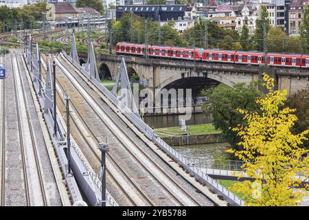 Die neue Neckarbrücke der Deutschen Bahn AG. Die Brücke ist Teil des Projekts Stuttgart 21 und wird Ende 2026 in Betrieb gehen. Dahinter befindet sich das c Stockfoto