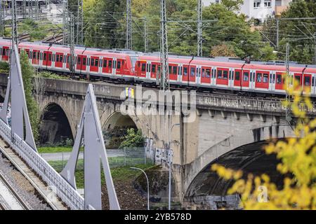 Die neue Neckarbrücke der Deutschen Bahn AG. Die Brücke ist Teil des Projekts Stuttgart 21 und wird Ende 2026 in Betrieb gehen. Dahinter befindet sich das c Stockfoto