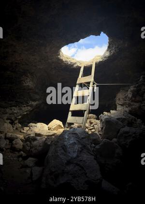 La Cova Foradada Höhle am Leuchtturm Far de Cap de Barbaria an der Südspitze von Formentera, Balearen, Spanien, Europa Stockfoto