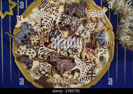 Schwäbische Küche, schwäbische Weihnachtsgebäck, Keksschneider, Shortbread Kekse, Katzenfiguren, mit Schokolade bemalt, typisch schwäbisch, backen, Christus Stockfoto