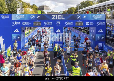 BMW Berlin Marathon. Mit 54 280 Finishern ist es das beliebteste Laufevent in Deutschland. Berlin, Deutschland, Europa Stockfoto