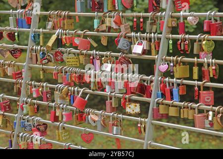 Bars mit Liebesschlössern, viele, Serie, Reihe, Nummer, Menge, Metall, Symbol, Herz, Herzform, liebe, Beziehung, Partnerschaft, Freundschaft, Treue, Stockfoto