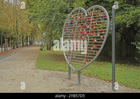 Herzförmiger Rahmen mit Liebesschlössern, herzförmig, viele, Serie, Reihe, Reihe, Nummer, Menge, Ring, Rahmen, Metall, Bars, Symbol, Liebe, Beziehung, Partner Stockfoto