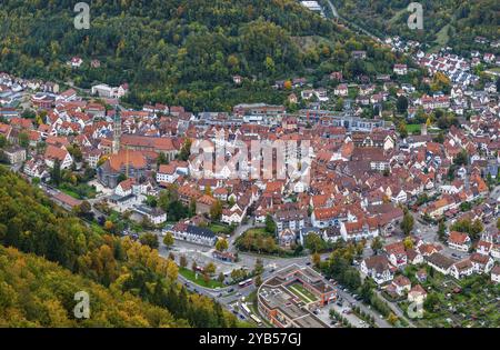 Blick auf die Stadt mit Marktplatz und Stiftskirche St. Amandus. Albtrauf der Schwäbischen Alb. Bad Urach, Baden-Württemberg, Deutschland, Europa Stockfoto