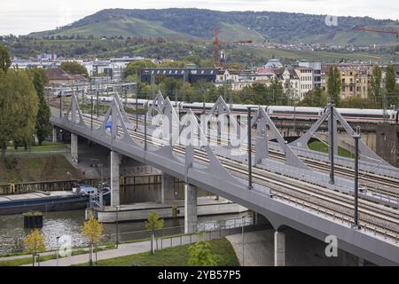 Die neue Neckarbrücke der Deutschen Bahn AG mit Blick auf Bad Cannstatt. Die Brücke ist Teil des Projekts Stuttgart 21 und wird am en in Betrieb gehen Stockfoto