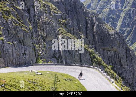 Radfahrer auf der Straße auf La Tremola, dem weltberühmten Alpenpass durch das Val Tremolo, mit 24 hai das längste Straßenbaudenkmal der Schweiz Stockfoto