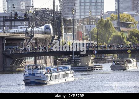 BMW Berlin Marathon. Mit 54 280 Finishern ist es das beliebteste Laufevent in Deutschland. Berlin, Deutschland, Europa Stockfoto