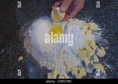 Schwäbische Küche, schwäbische Weihnachtsgebäck, Teigzubereitung für Ausstecherle, Kekse mit Mehl, rohe Eier in Mehl, Butter, Zuckermischung, Typi Stockfoto