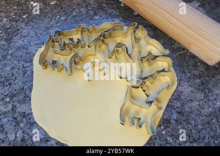 Schwäbische Küche, schwäbische Weihnachtsgebäck, Zubereitung von Keksschneidern, Shortbread Biscuits, Katzenfiguren, Ausschneiden von rohem Teig mit Formen, typisch Stockfoto