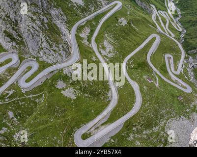 La Tremola, weltberühmte Serpentinenstraße durch das Val Tremolo, Straßenbaudenkmal, Alpenpass mit 24 Haarnadelkurven. Alter Gotthard-Pass. Dr Stockfoto