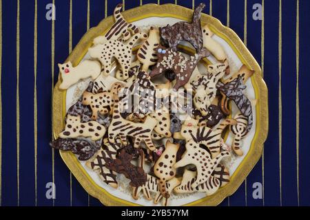 Schwäbische Küche, schwäbische Weihnachtsgebäck, Keksschneider, Shortbread Kekse, Katzenfiguren, mit Schokolade bemalt, typisch schwäbisch, backen, Christus Stockfoto