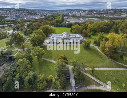 Schloss Rosenstein mit Naturkundemuseum, Drohnenfoto des Rosensteinparks mit Blick auf das Stadtzentrum von Stuttgart, Baden-Württemberg, Deutschland Stockfoto