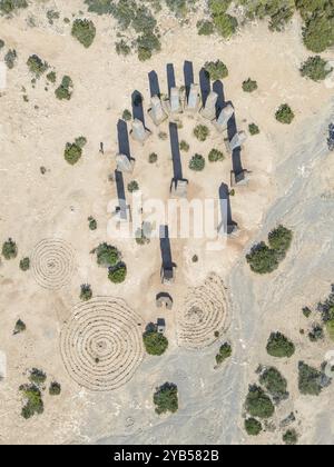 Aus der Vogelperspektive der Steinsäulenbildung und der kreisförmigen Muster in der trockenen Landschaft, dem Zeit- und Raumdenkmal von Andrew Rogers, Ibiza, Balearen, Spai Stockfoto