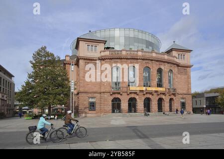 Staatstheater Baujahr 1830, Radfahrer, Altstadt, Mainz, Rhein-Hessen-Region, Rheinland-Pfalz, Deutschland, Europa Stockfoto