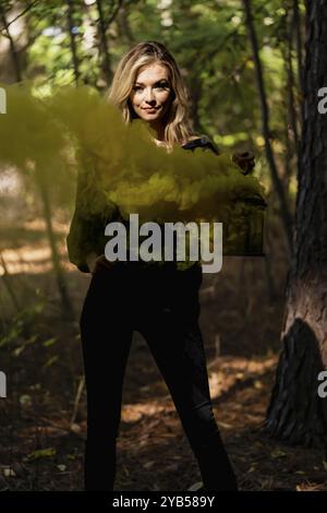 Ein prächtiges blondes Model genießt das Herbstwetter im Freien Stockfoto