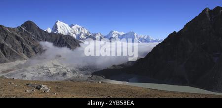 Thonak Tsho, Ngozumba-Gletscher und hohe Berge im Himalaya Stockfoto