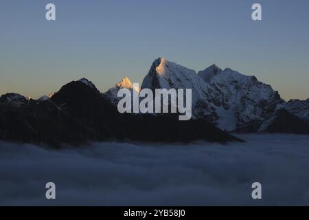 Gipfel des Mount Ama Dablam und Cholatse bei Sonnenuntergang, Nepal, Asien Stockfoto