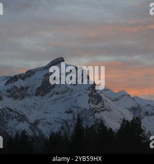 Rosa Wolken über dem schneebedeckten Berg Schluchhore Stockfoto