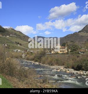 Talfer, Fluss in Südtirol und Runkelstein, altes Schloss in Bozen Stockfoto